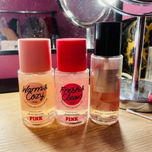 Parfymer  - 3 parfymer ifrån Victoria’s secret🩷 ni kan se hur mycket det är kvar i de på bilderna! Luktar jätte gott. 75ml 