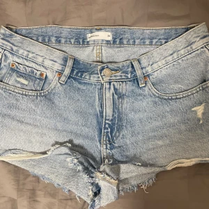 Lågmidjade shorts  - Lågmidjade jeansshorts som är i väldigt bra skick 💕