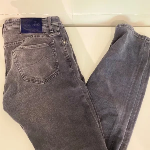 Jacob Cohen Jeans  - Hej! Säljer nu dessa Jacob Cohen jeans, storlek 33 modell 688, skicket bedömer vi är bra, tveka inte på att höra av er vid frågor kring jeansen! 