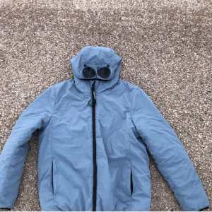Cp company jacka  - Lägg bud!! Hej säljer nu min cp company jacka i storlek M som var alldeles för stor för mig så jag har inte användigt den något efter jag köpte av förra köparen som inte heller användigt, Står inte för frakt
