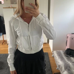Vit hoodie - Snygg hoodie från brandy Melville. Croppad. Den är i one size. I använt skick. 