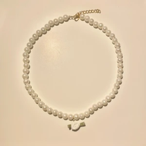 Pärlhalsband med vit rosdetalj - Säljer ett superfint pärlhalsband som är  hand gjort av mig🥰 tryck på köp nu om du vill köpa 