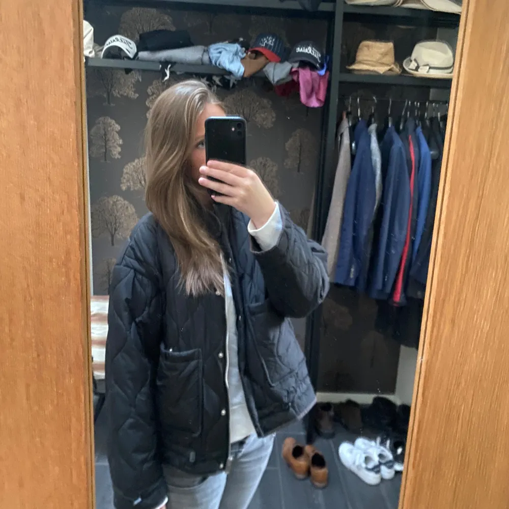 Säljer denna sjukt snygga höstjackan som passar perfekt till varje outfit!💕 (Pris kan diskuteras) . Takit.