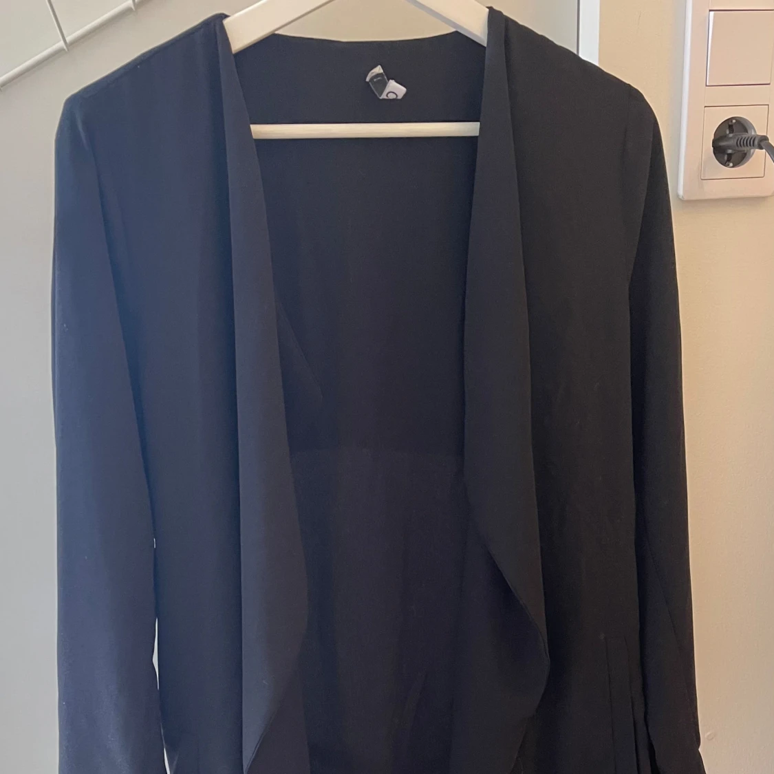 Svart trenchcoat med bälte