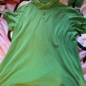 Grön pikétröja storlek L  - Säljer denna fina pikétröja. köpt second hand märket är champion. Tömmer min garderob med kläder jag knappt använder/ aldrig använt ?? nästan allt är thriftat. Om ni har några frågor skicka gärna ett dm :) jag kan också samfrakta