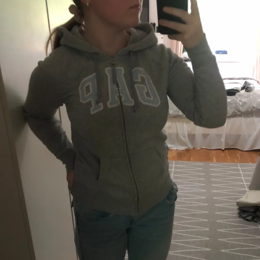 Säljer en grå hoodie från GAP i storlek XS. Har en fläck på ena ärmen, syns i bild 4. Är utöver det i bra skick. Nypris 589kr. Tröjor & Koftor.