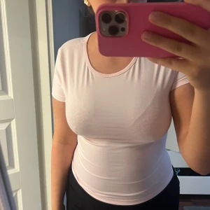 T shirt - Aldrig använd, liten i storlek passar s också 
