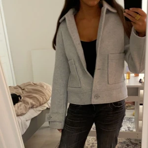 Höst kappa - Grå kappa från lager 157 som jag använt Max 3 ggr. I storlek XS och är slutsåld på deras hemsida. Säljer en likadan i svart oxå ! Pris går o diskutera