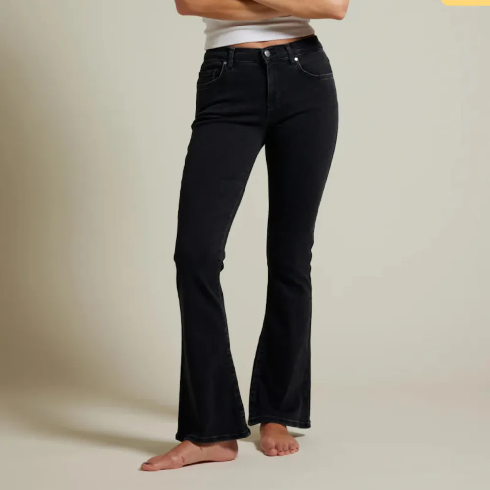 Säljer dessa svarta Low waist Bootcut jeansen från bikbok i Mycke bra skick, nypris 699kr, strl M men passar mig med S. Jeans & Byxor.