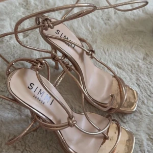Simmi London klackar - Jätte fina guld klackar från simmi London. Endast använda en gång