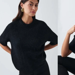 Svart stickad tröja - Säljer en supermjuk och stilren svart stickad tröja. Den har en normal passform och korta ärmar, perfekt för både vardag och fest. Tröjan är enkel att matcha med olika outfits och ger en elegant touch. Den är endast testad🩷