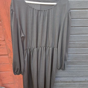 Svart klänning stl XL - Svart resårklänning stl XL från Shein