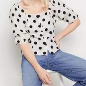 Prickig blus - Prickig blus från Lindex. Bra skick men finns en liten defekt vid armen🩵 