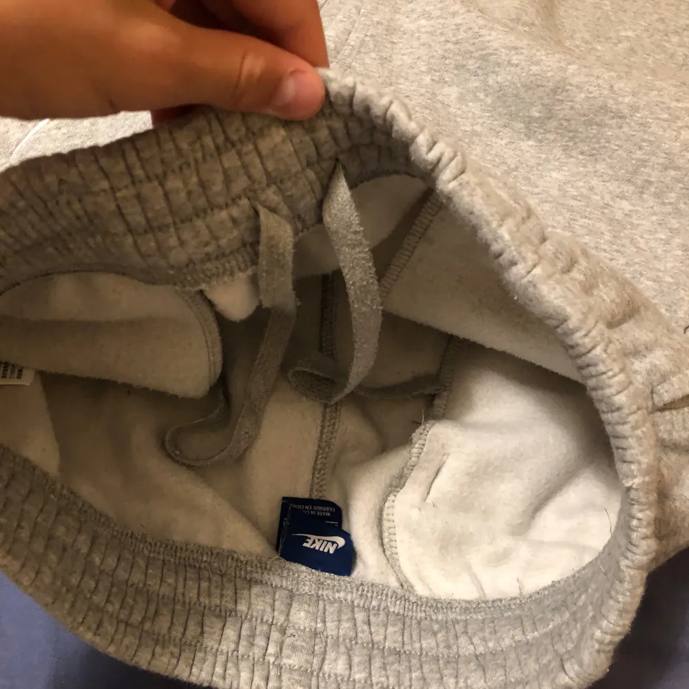 Gråa sweatpants från Nike i endast använda 1 gång! Säljer då jag köpte för liten storlek. Skriv för fler bilder eller frågor.. Jeans & Byxor.