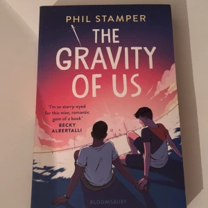 The gravity of us  - Säljer The gravity of us av Phil stamper, har själv läst den och tyckte den väldigt bra skulle verkligen rekommendera (boken är på engelska) 💕