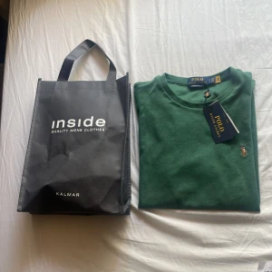 Ralph lauren t shirt  - Jag säljer nu min Ralph lauren t shirt som köptes på Inside Kalmar för några veckor sedan. T shirten köptes för 700kr på rea då den egentligen kostar 999kr. Den säljes då jag inte längre vill ha den. 