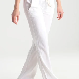 Linnebyxor - Säljer ett par liknade Roxy linnebyxor på grund av att dom var för stora. Dom är helt nya, oanvända💗