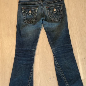 Trueys - Säljer nu mina älskade trueys då jag känner att jag har för många och dessa mest får ligga i lådan..💕 Lågmidjade bootcut och peeerfekta nu till hösten🎀super fint skick, inga lösa trådar, inte upptrampade osv🌸💕 Midja: 37 gren: 23 