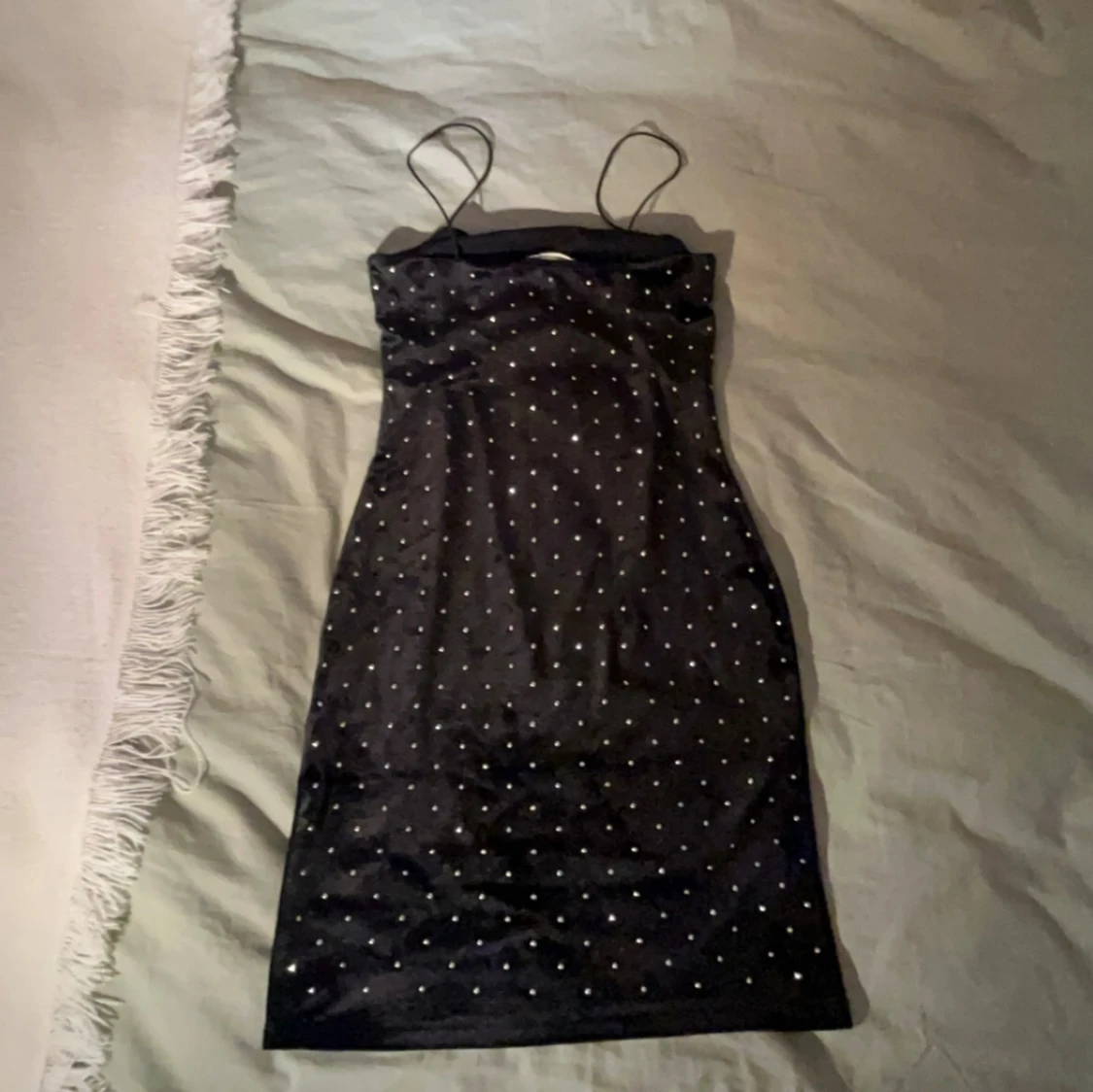 Svart klänning med prickar - 90