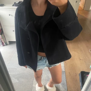 Höstjacka - Denna jacka passar så fint nu till hösten🍁😘 Är i ett mycket bra skick och har bara används under en säsong❣️ Den saknar dock en knapp, men går bra att använda ändå! 