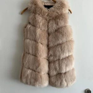 Pälsväst - Säljer min Pälsväst då den tyvärr inte passar mig längre, storlekslappen är bortklippt men den passar en xs/s