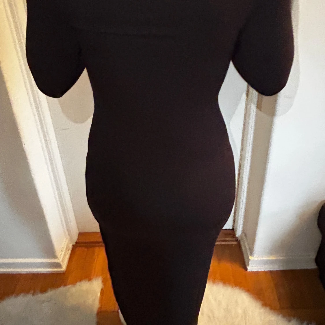 Svart långklänning med slits - 91