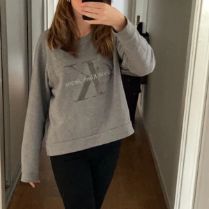 Grå Calvin Klein tröja - Säljer en jättefin tröja som är använd några gånger och den är inte stor i storleken, pris går att diskutera💗