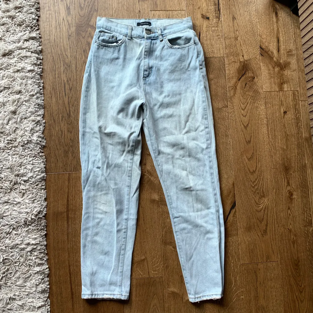 Säljer ett par ljusblå jeans från Trendyol. De har en klassisk femficksdesign och är i en straight passform. jag är 162cm och längden har passat mig bra! . Jeans & Byxor.