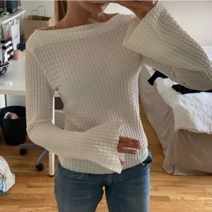 Vit tröja  - Snygg vit långärmad topp Använd 1 gång så är i princip i nyskick 