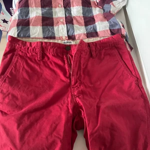 Svart och grå ryggsäck från Adidas - Säljer en snygg och praktisk ryggsäck från Adidas i svart och grått. Den har flera fack med dragkedja och är perfekt för både skola och träning. Ryggsäcken har också en cool logga och text från Triangelns IK Eskilstuna.