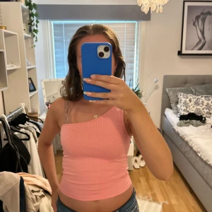 Rosa ribbad oneshoulder topp - en superfin rosa topp med oneshoulder-design!! hör av er för fler bilder 💗💗