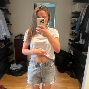 Grå jeansshorts med slitna detaljer - Säljer dessa gråa jeans shorts som är lite lösare i modellen men super snygga till en vanlig t-shorts till exempel. 