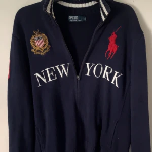 Ralph lauren full zip - Säljer min stickade full zip från polo Ralph lauren då den inte passar mig. Det är s men passar mer m. Så sitter den på mig är 180 väger 65. Skriv vid fundering eller om de är något. Finns Inge hål. Pris kan diskuteras vid snabb affär. Byten tas 