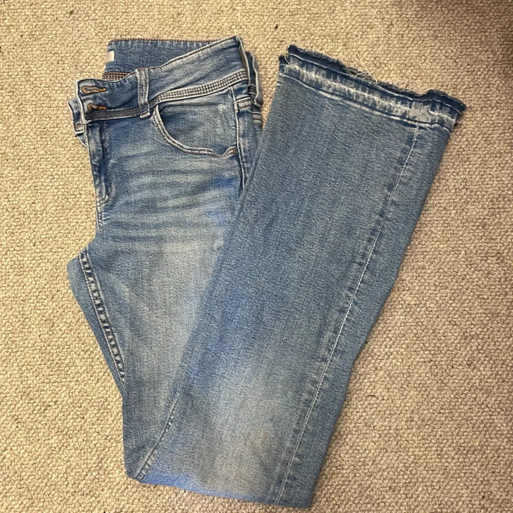 Trendiga blåa jeans från Gina young med fickor där bak.. Jeans & Byxor.