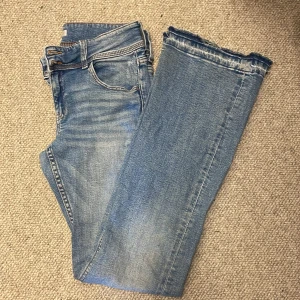 Blåa jeans  - Trendiga blåa jeans från Gina young med fickor där bak.