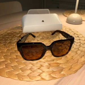 Michael kors solglasögon  - Inköpta på synoptik 2023. Fint skick! Köpta för 1700 kronor.