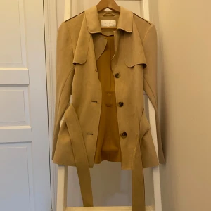 Tunnare jacka - Ny, aldrig använd. I mjukt tyg