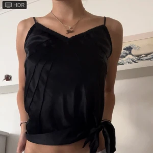 Satin linne - Du kan knyta rosetten högre eller längre ned beroende hur mycket magtröja - långt linne du vill ha