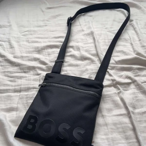 Hugo Boss väska - Nyskick. Använd ett par gånger och säljer pga att bytat stil. Köpt för 1200 kr.