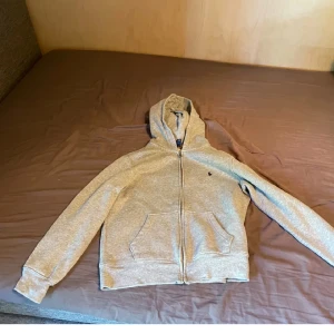 Raffe zip - Fet raffe zip till lite kyligare dagar. Passar ungefär 155-165. Ställ så många frågor vill!!