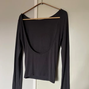 Topp - Rygglös topp från Gina tricot, använd vid två tillfällen. Köpare står för frakt.💛