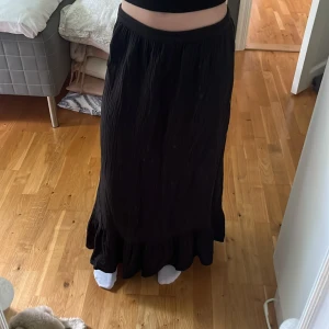 Svart långkjol - En fin svart långkjol med volang längst ner! Säljer pga att den har blivit lite för kort🩷 Inga skador eller sånt!