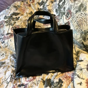 Svart väska - En jätte fin svart väska som inte kommer till användning. Fick inte med axelband när jag köpte den men går med vilket som