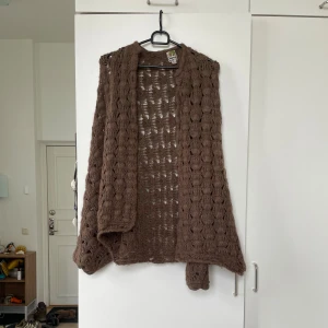 Miss Sixty kofta - Köpt på Sellpy🪐som en bolero kofta, ärmarna sitter längre ner🍄‍🟫Passar bohemisk stil🌿