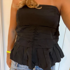 Svart bandeautopp🖤 - Sååå fin topp med volang som man knyter till rosett där bak😍jag har sytt in den lite i sidorna så den passar en stl S