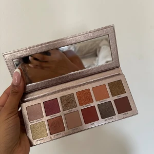 Ögonskuggspalett  - Anastasia beverly hills  Har enbart testar 1 färg för att sen pigment Annars är den orörd 