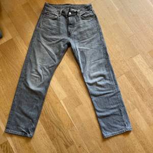 Säljer mina Weekday jeans som inte kommer till användning. Knappt använda, skick 9/10. Modell: Space relaxed straight fit. Storlek: 28 30. Färg: Grå. Nypris 600kr. Tveka inte att skriva vid fundering! 