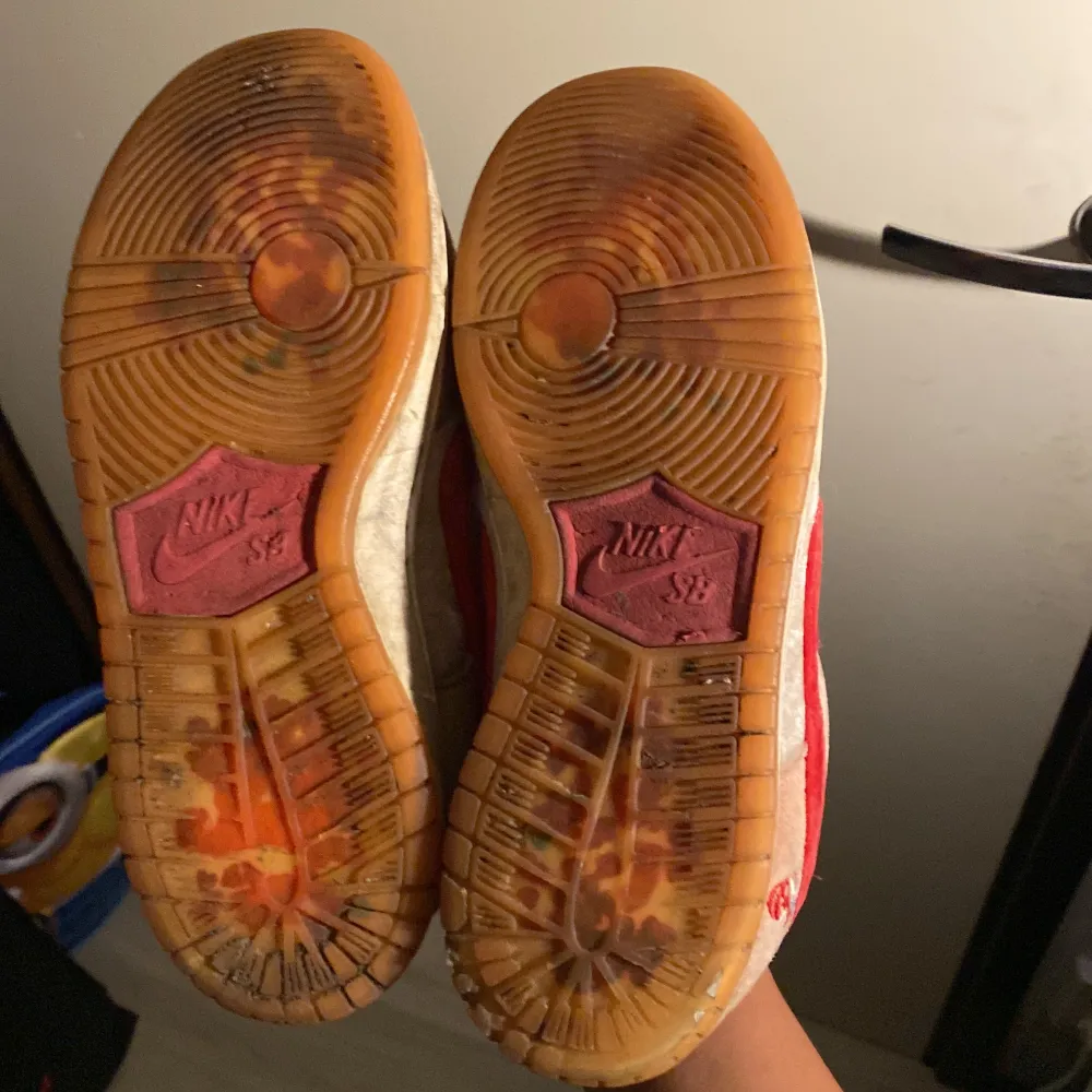 Säljer nu mina Strange Love dunks eftersom de inte passar längre. Är i dåligt skick och använt rätt så mycket men man kan nog fixa dom och fräscha upp dom. De är i storlek 42,5. Ny pris runt 15000kr. Hör av dig om du har frågor!. Kengät.