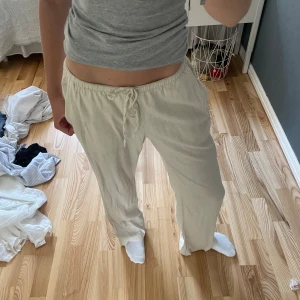 Linnebyxor  - Ett par somriga beiga lågmidjade linnebyxor från H&M, säljer pågrund av att det har krympt i tvätten så därefter är stl mer S än M. Jag är 169 - 170 cm lång och det är pågränsen att vara för korta. Skriv privat för fler bilder!🥰
