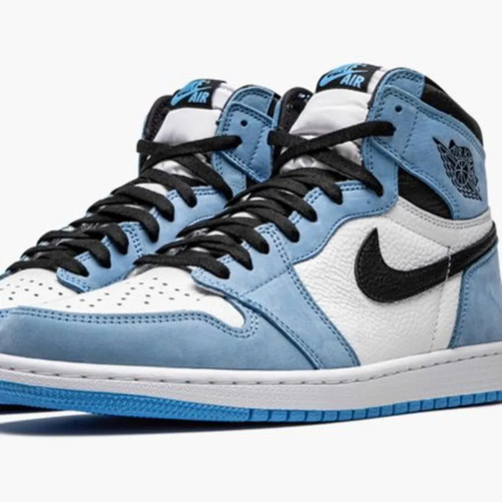 Söker ett par äkta University Blue Jordan 1, storlek 39-40. Skriv gärna om du har.. Skor.